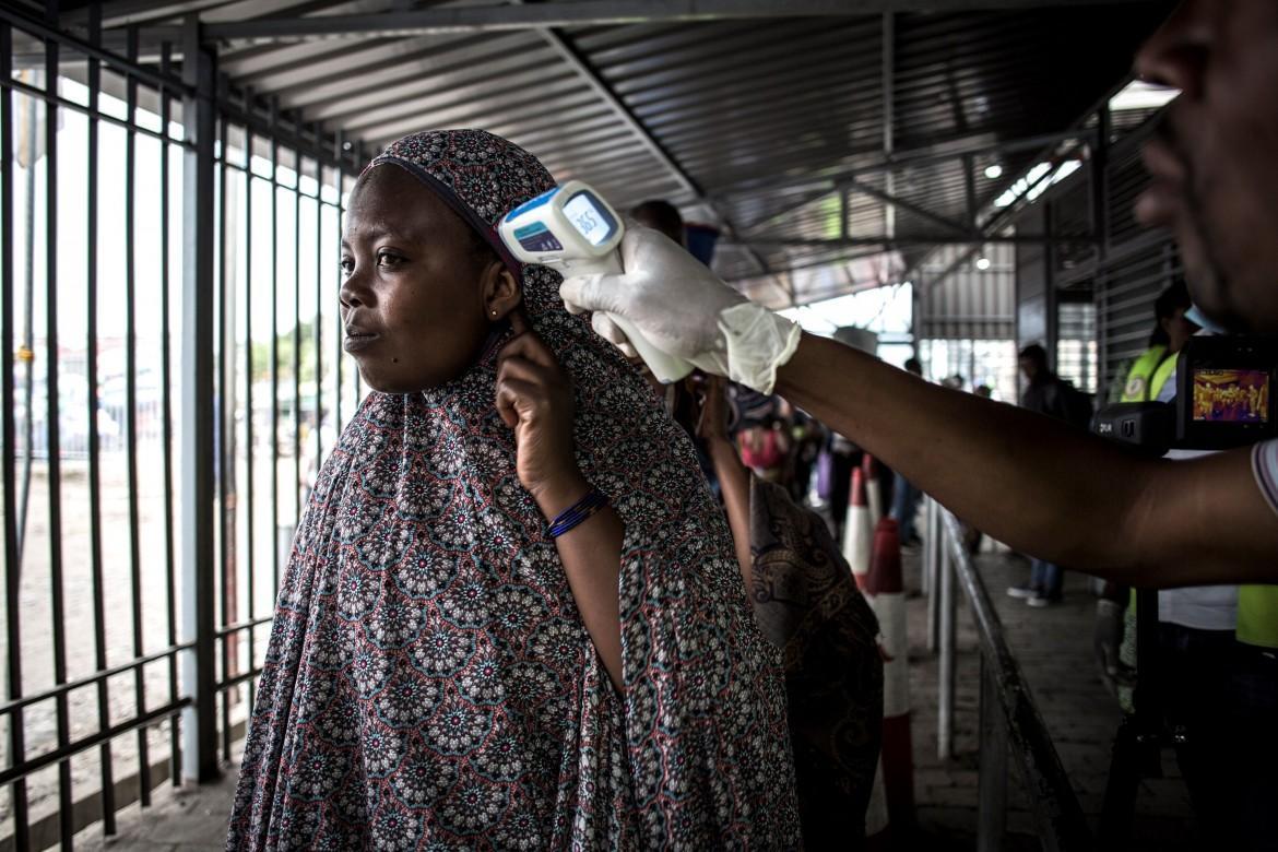 Ebola, il secondo vaccino stende il ministro della Sanità 