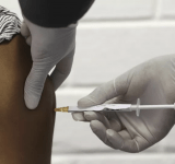 Due casi di complicazioni neurologiche, i test del vaccino AstraZeneca ancora fermi in USA