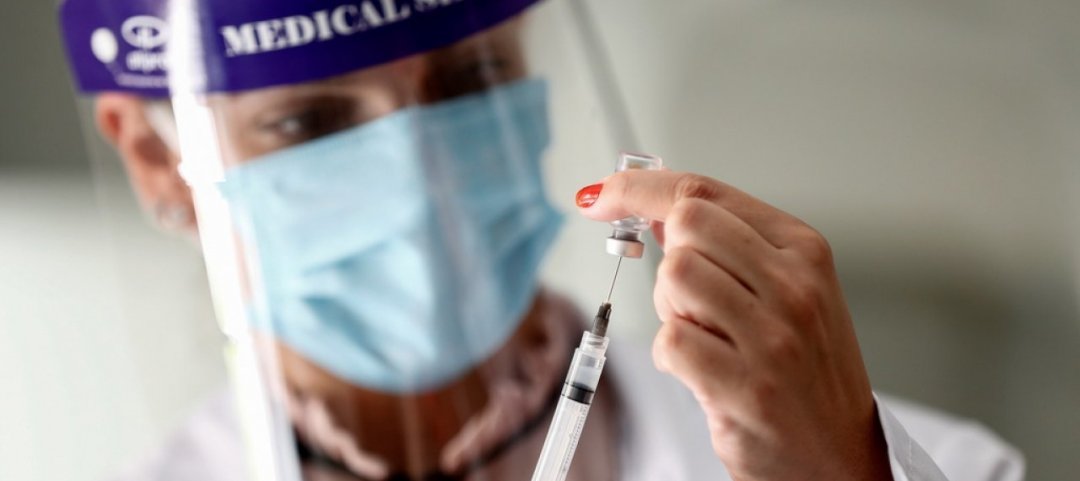 Dubbi sul vaccino di AstraZeneca: «Efficacia solo dell'8% sugli over 65»