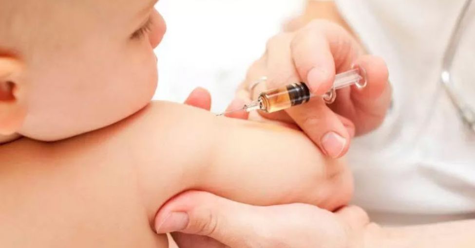 Vaccini anti Covid sui bambini, medici inglesi: “Fermi subito, danni neurologici e infertilità” 