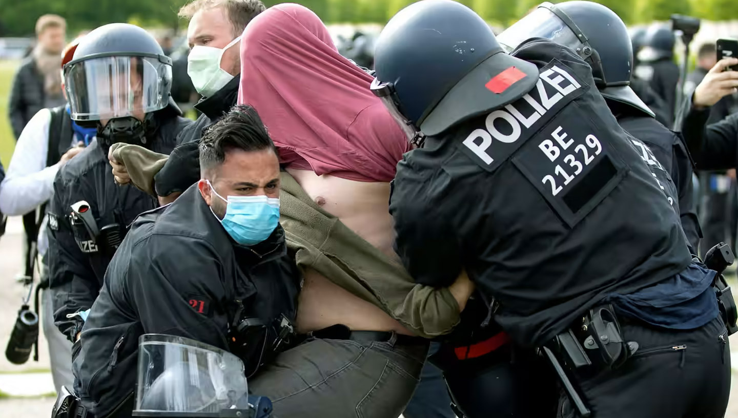 Maggio 2021 | Berlino, Germania | La polizia trattiene un manifestante durante una protesta contro il lockdown