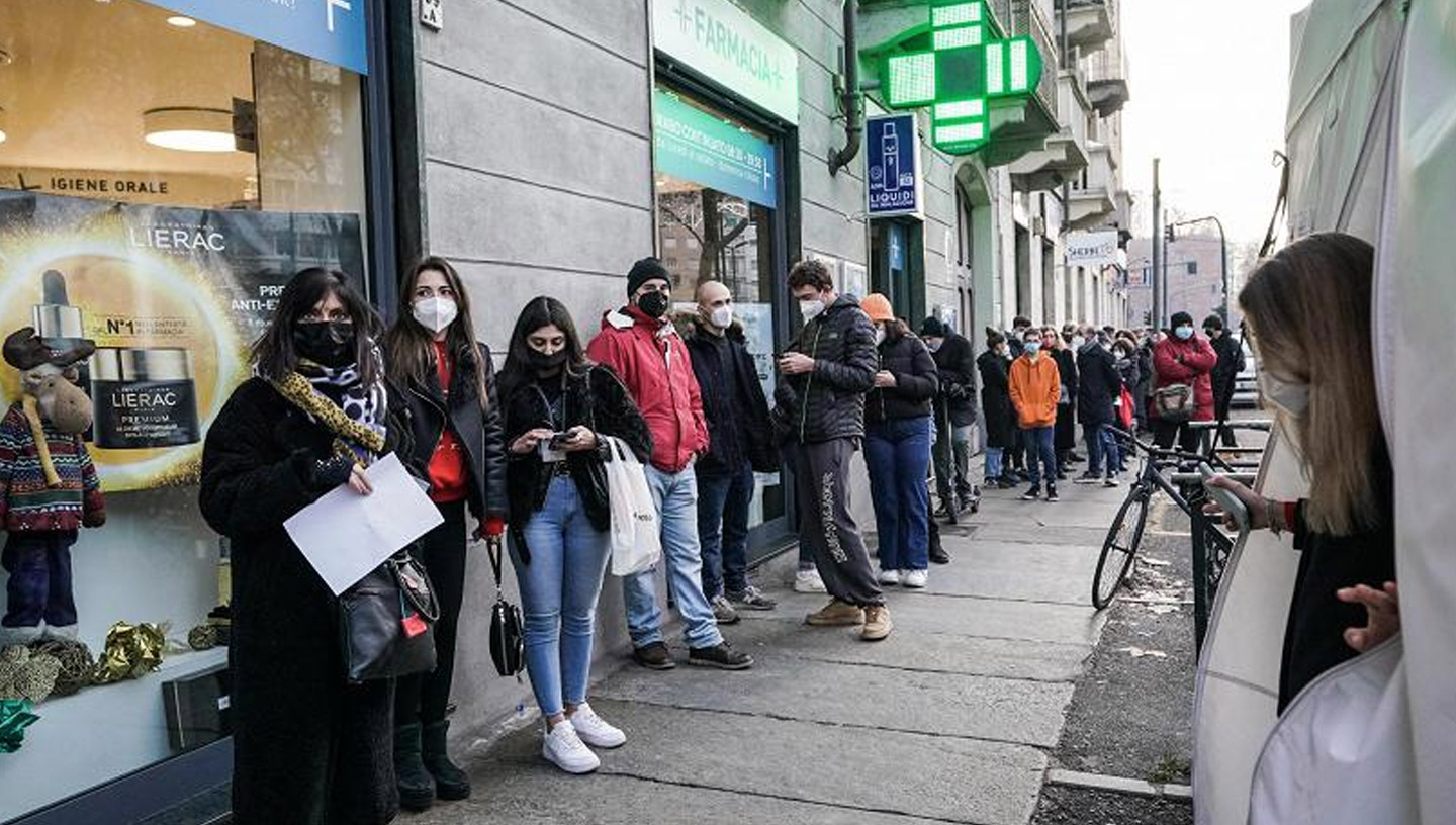 Dicembre 2021 | Torino, Italia | Code interminabili di persone in fila davanti a una farmacia