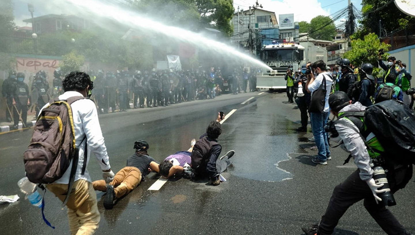 10 giugno 2020 | Nepal | Manifestanti contro l'incompetenza governativa, sgomberati con gli idranti 