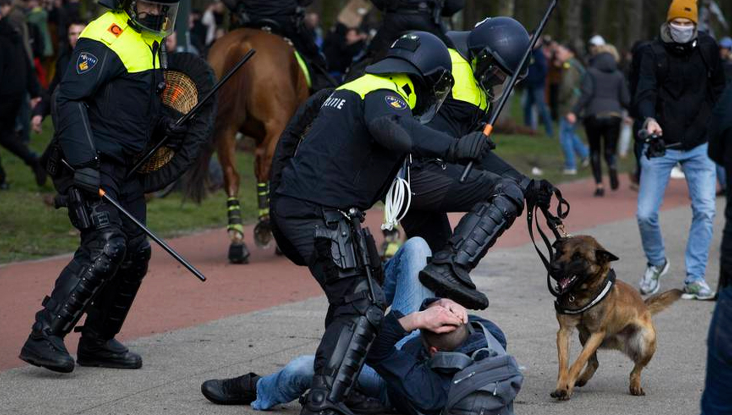Marzo 2021 | Olanda | Centinaia di persone violentemente aggredite per aver manifestato contro le restrizioni Covid-19