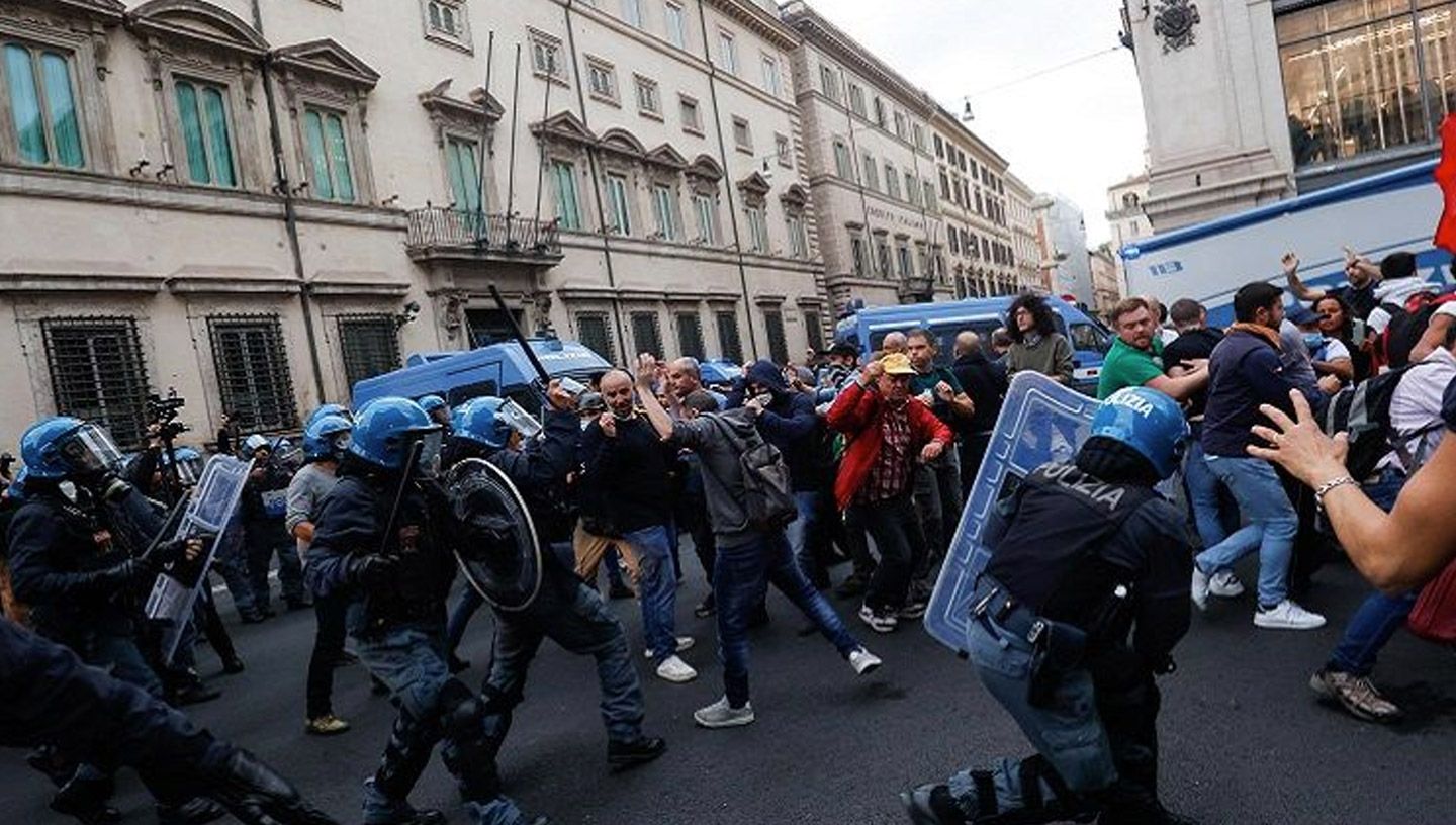 27 luglio 2021 | Roma, Italia | Assalto della polizia su manifestanti inermi