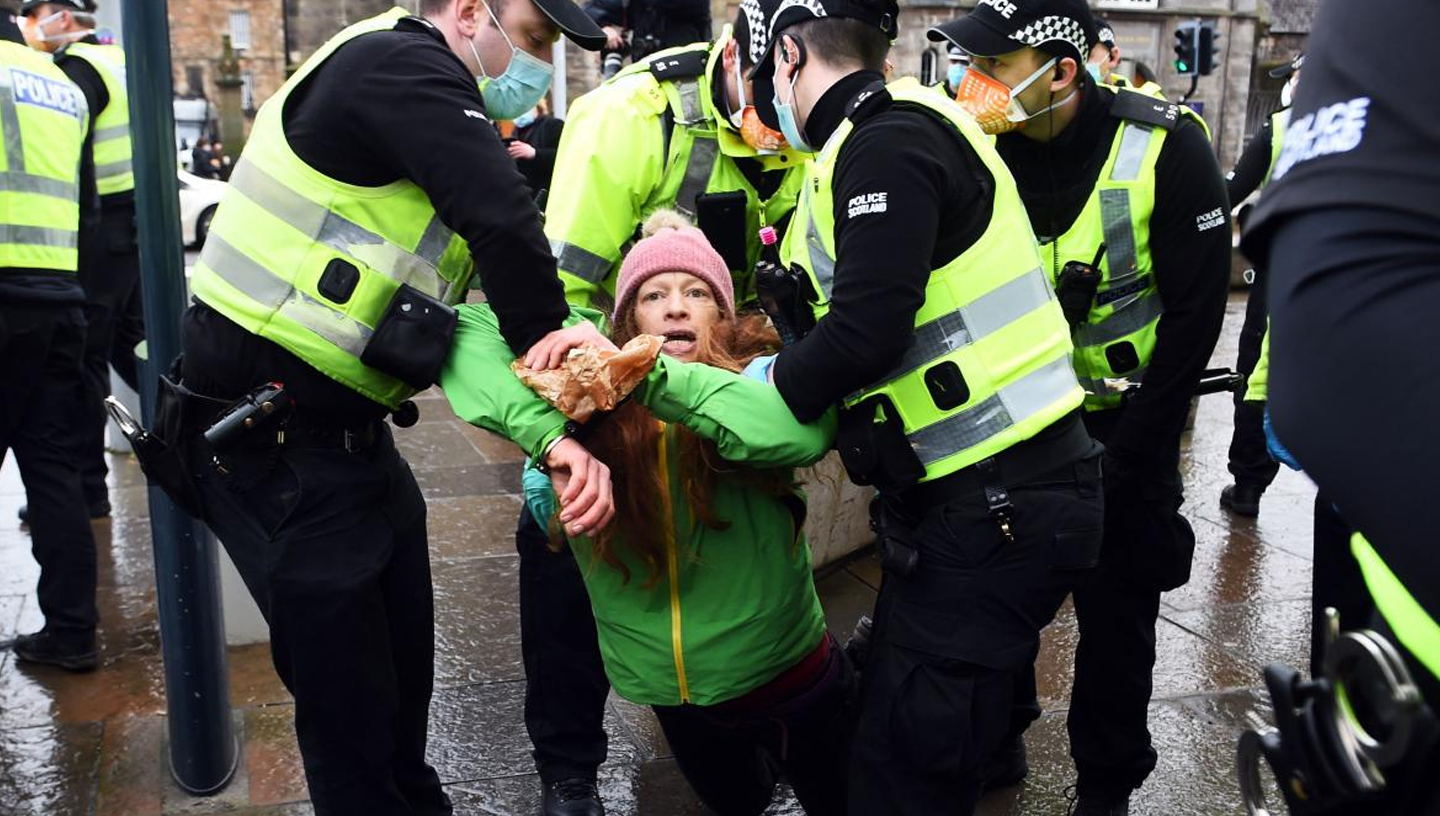 12 gennaio 2021 | Holyrood, Scozia| Agenti di polizia arrestano manifestanti